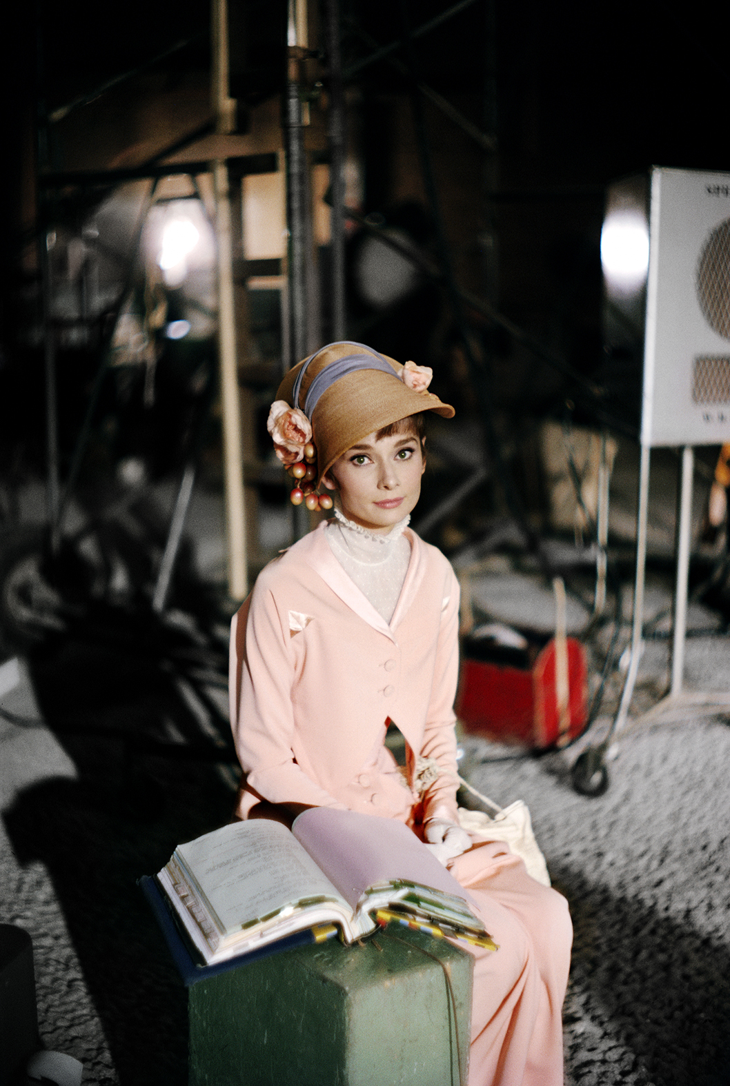 オードリー・ヘプバーンの写真 新品。Bob Willoughby 木製フレーム付 オードリー・ヘプバーンの写真(c)Bob Willoughby 木製フレーム付き